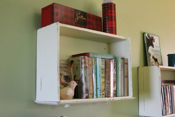 Repurposed Drawer DIY Bookshelf