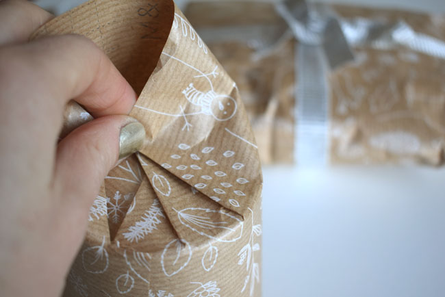 how to gift wrap cylindrical objects