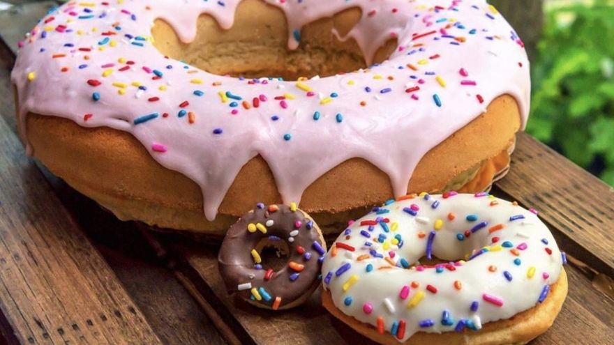 The Giant M&M Donut Cake, Goldelucks