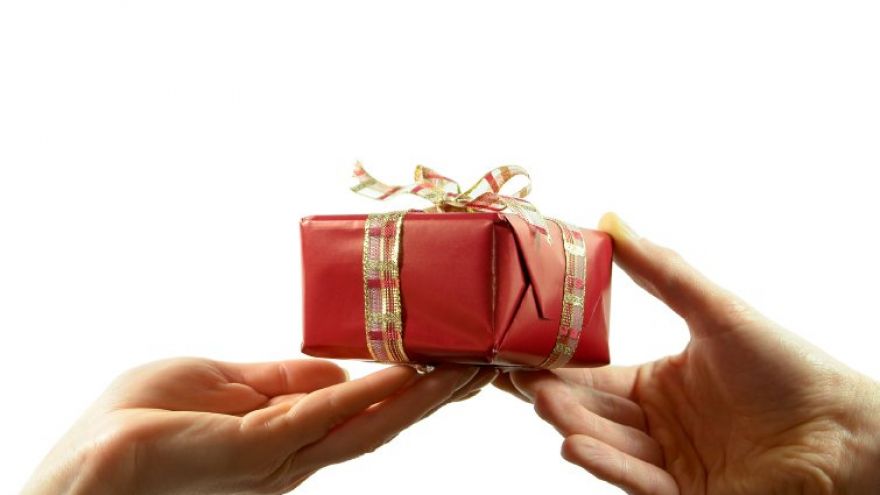 The Ultimate Guide to Gift Giving: 10 Tips That Always Apply