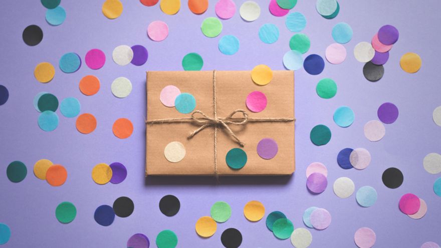 When to Get a Gift Card and When to Get a More Personalized Present