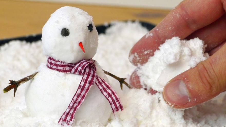 How to Make Fake Snow to Decorate your House this Holiday Season