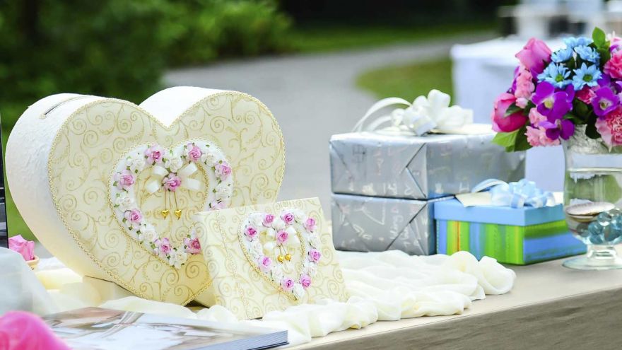 How Much Should You Spend on a Wedding Gift?